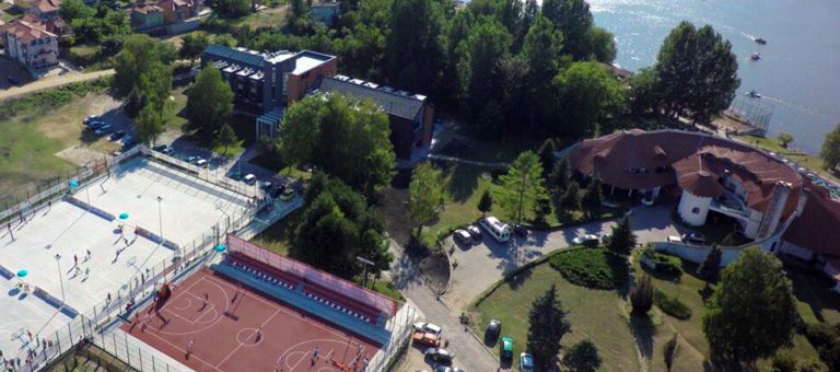 На Сребрном језеру: Бесплатно пуњење аутомобила