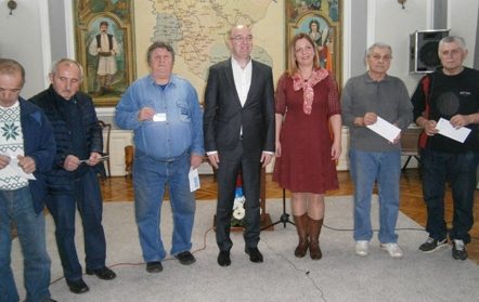 ГРАДОНАЧЕЛНИК ПОЖАРЕВЦА УРУЧИО ПРВЕ ИДЕНТИФИКАЦИОНЕ КАРТИЦЕ ПЕНЗИОНЕРА