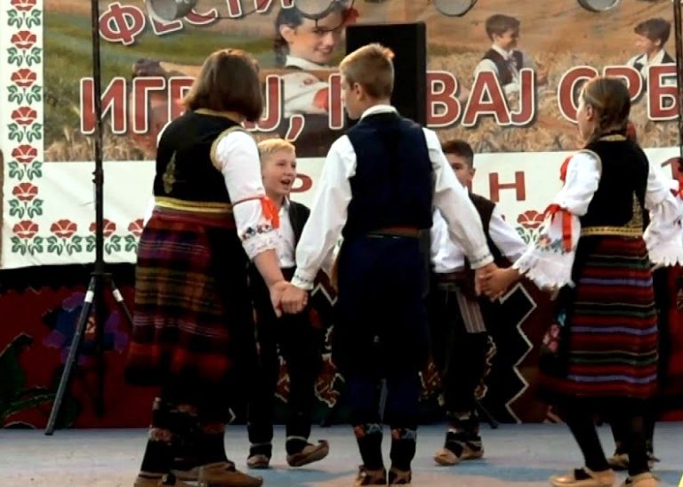 У ПОРОДИНУ: „Играј, певај Србијо!“