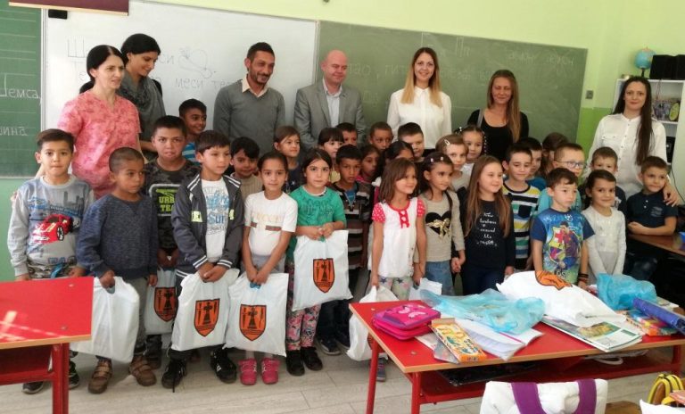 Ђачки прибор костолачким првацима