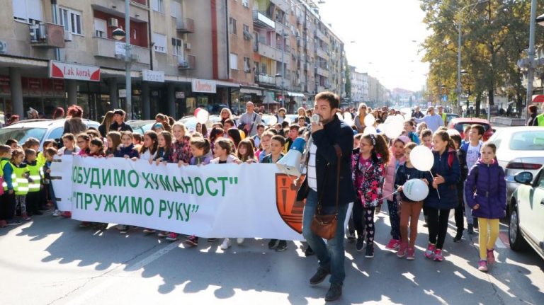 „Пружи руку болесном другу“