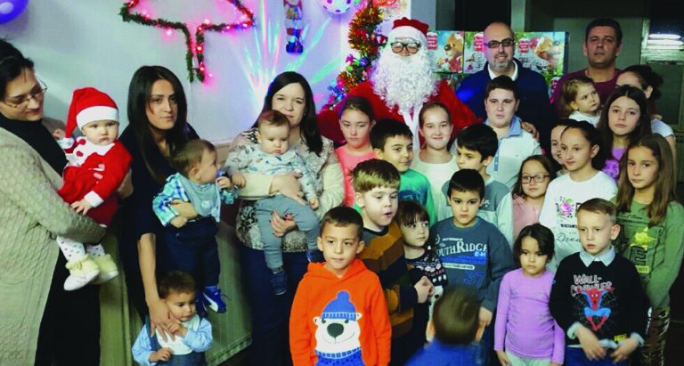 Деда Мраз са децом Месне заједнице „Ћеба“