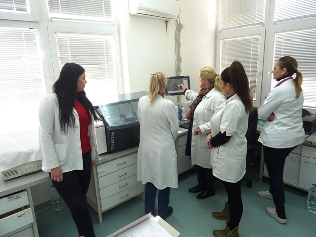 ДОНАЦИЈА КУЧЕВУ: Дому здравља биохемијски апарат