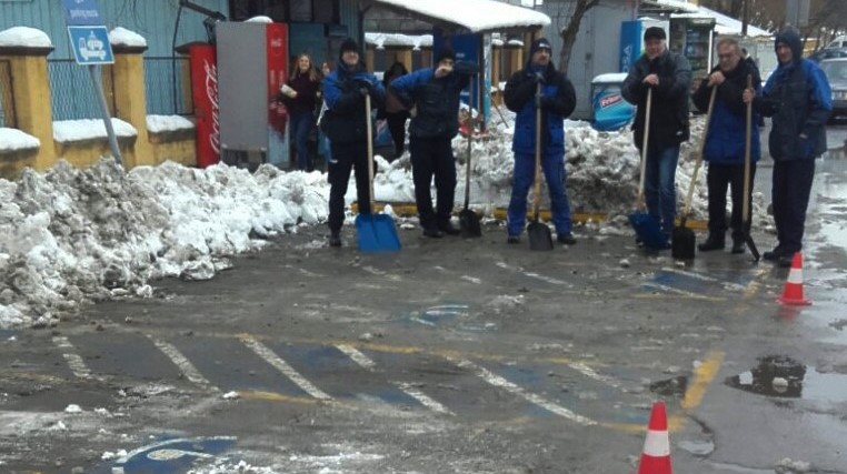 Снег чишћен свим расположивим средствима