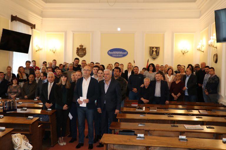 Представници градске власти окупљени у скупштинској сали