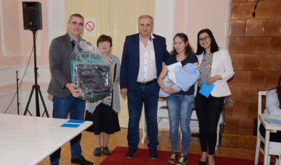 У ВЕЛИКОМ ГРАДИШТУ:  Родитељима  беба уручена помоћ