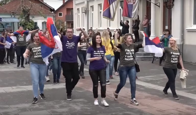 ТЕХНИЧКА ШКОЛА ЖАГУБИЦА: Матуранти славили уз трубаче