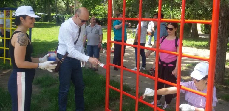 Уређен парк код аутобуске станице