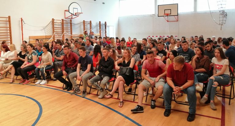 У ПОЉОПРИВРЕДНОЈ ШКОЛИ У ПОЖАРЕВЦУ: Додељене дипломе матурантима