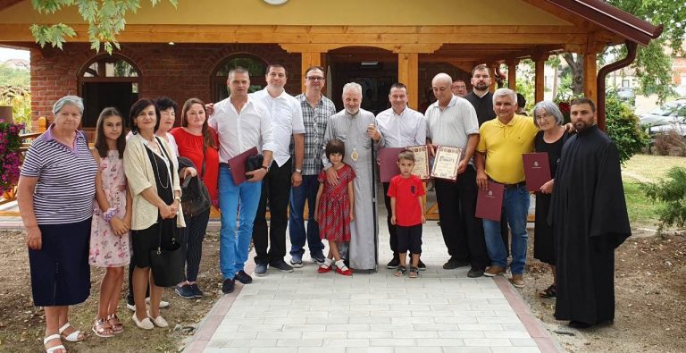 У КОСТОЛАЧКОЈ ЦРКВИ: Освећење звона и додела грамата