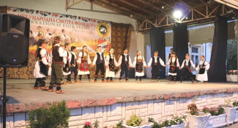 Шеста међународна смотра фолклора у Дрмну: У славу традиције