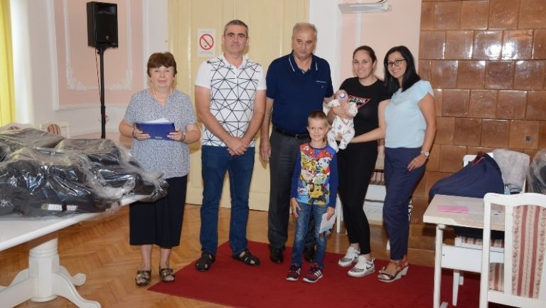 Велико Градиште: Уручена помоћ родитељима новорођених беба