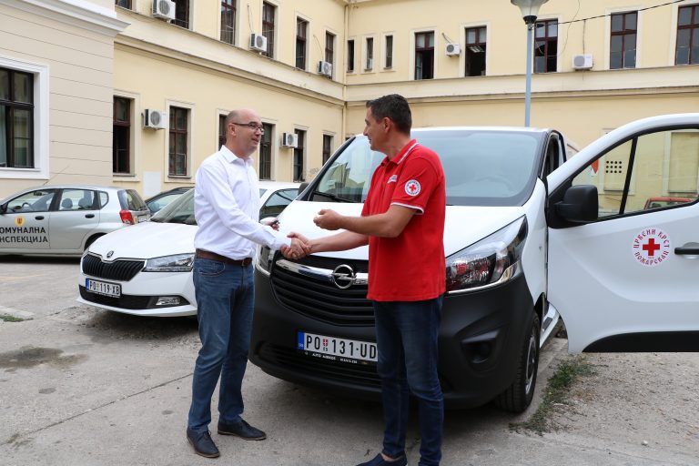 ОРГАНИЗАЦИЈИ ЦРВЕНОГ КРСТА ПОЖАРЕВАЦ: Ново возило за потребе Народне кухиње