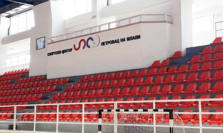 У Петровцу нова седишта на трибинама