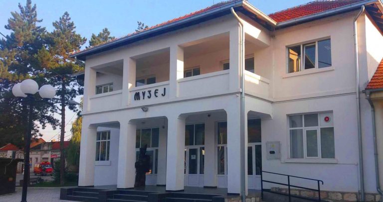 Жагубицa: Изложба „Суживот са великим зверима“