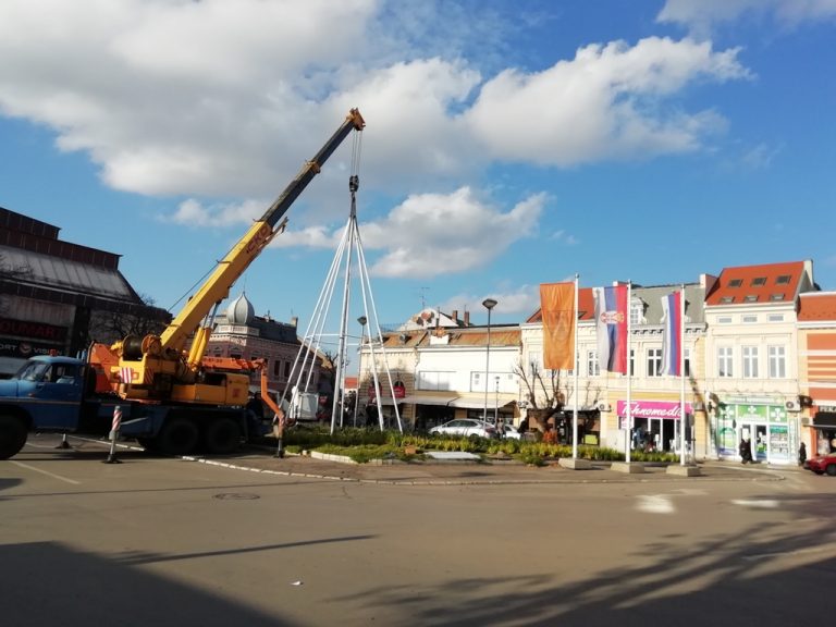Пожаревац: Почело постављање милтимедијалне јелке