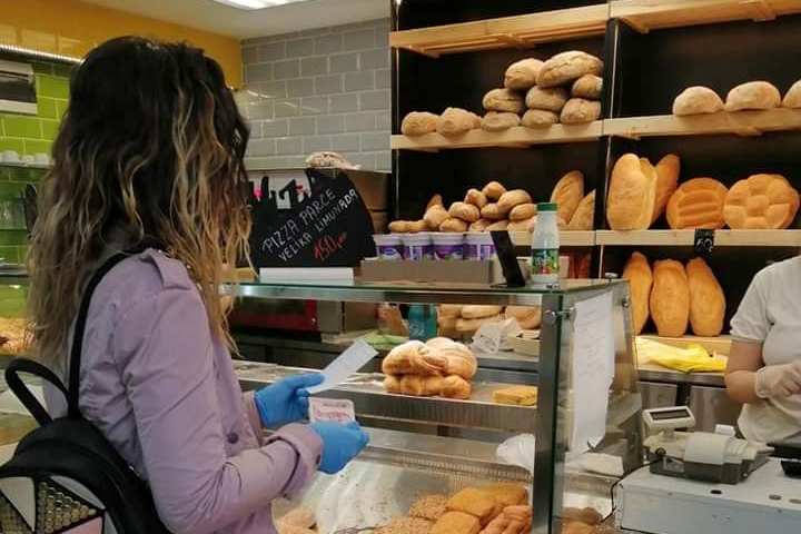 Волонтери Костолца свакодневно на услузи старијима