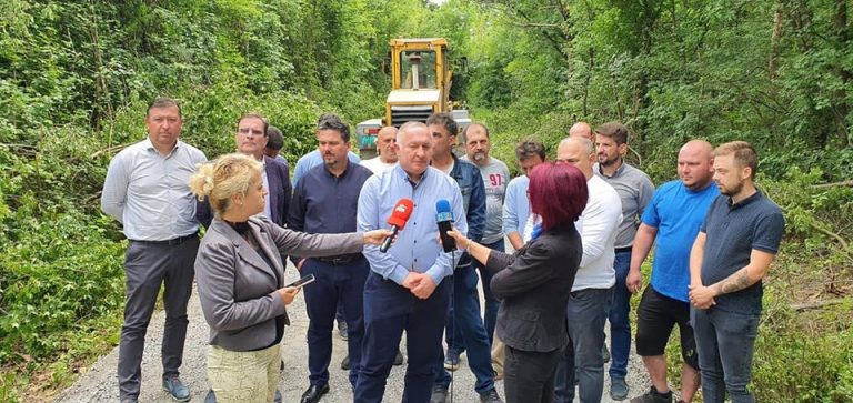 Петровац на Млави: Уређују се атарски путеви у Великом Лаолу