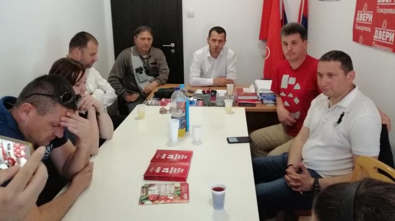 Приведени пожаревачки активисти Двери