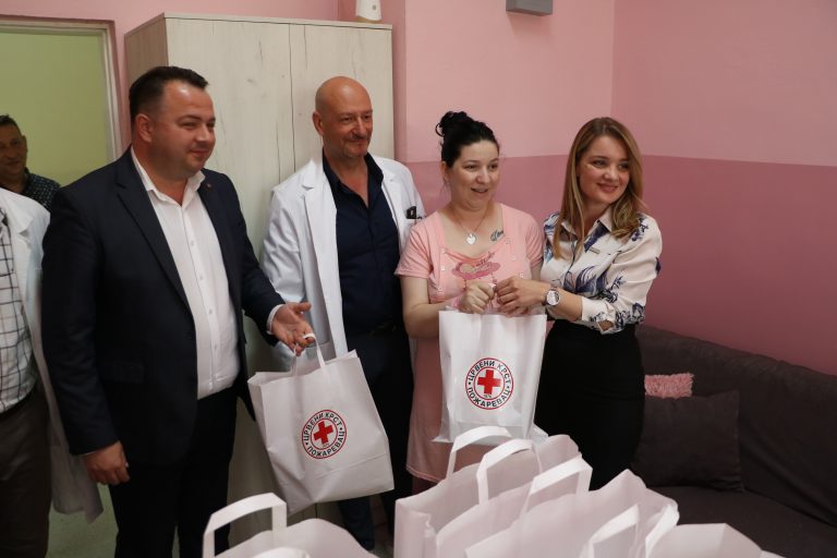 У недељи Црвеног крста: Поклон пакети за бебе