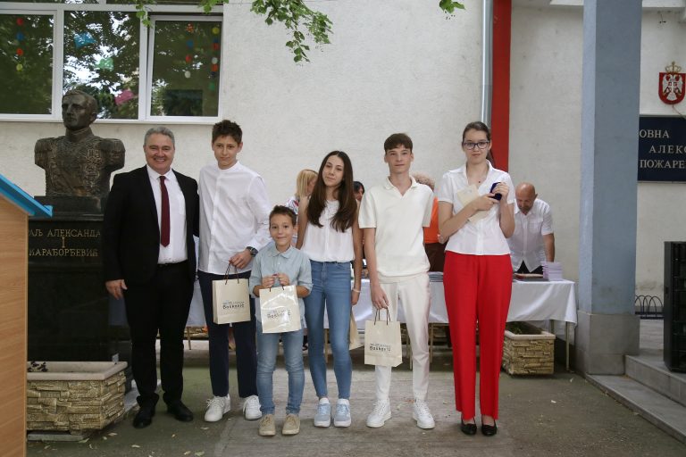 Дипломе и признања најуспешнијим Краљевим матурантима