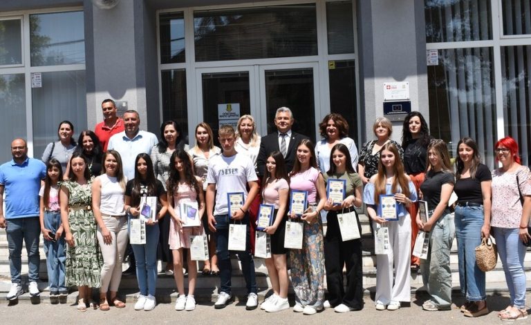 Мало Црниће: Награђени најбољи ученици