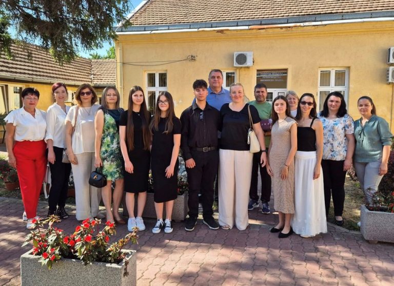 Највреднијим ђацима Жабара вредни поклони
