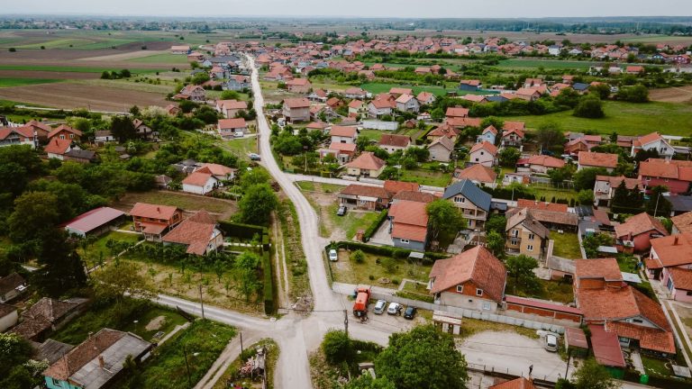 У Костолцу: Нов асфалт и ограда