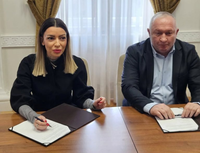 Министарка привреде и председник петровачке општине потписали уговор о унапређењу путне инфраструктуре