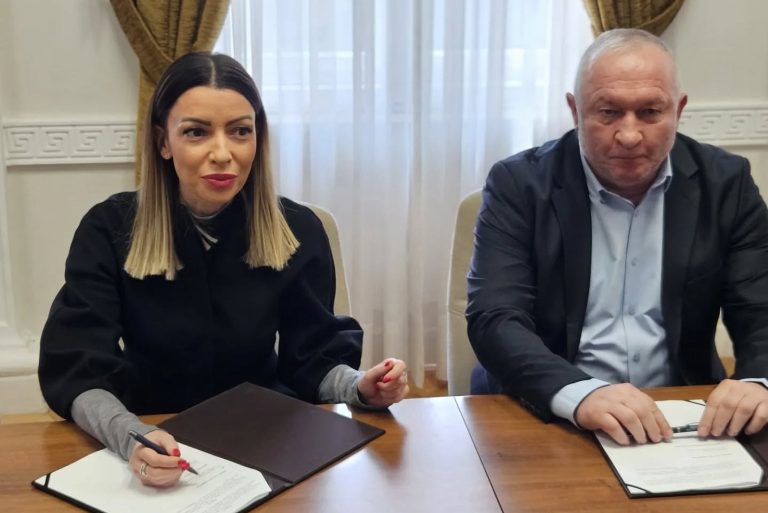 Министарка привреде и председник петровачке општине потписали уговор о унапређењу путне инфраструктуре