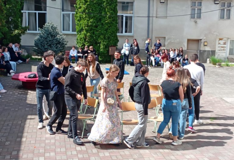 У хуманитарној акцији пожаревачких средњошколаца: Заједно за дечје осмехе (фото и видео)