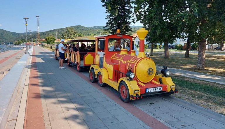 Обилазак Голупца возићем и катамараном