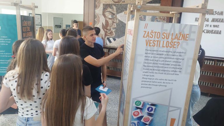 У Пожаревачкој гимназији: Изложба о лажним вестима и дезинформацијама