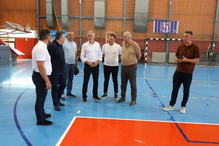 Министар спорта Зоран Гајић обишао спортске објекте у Великом Градишту