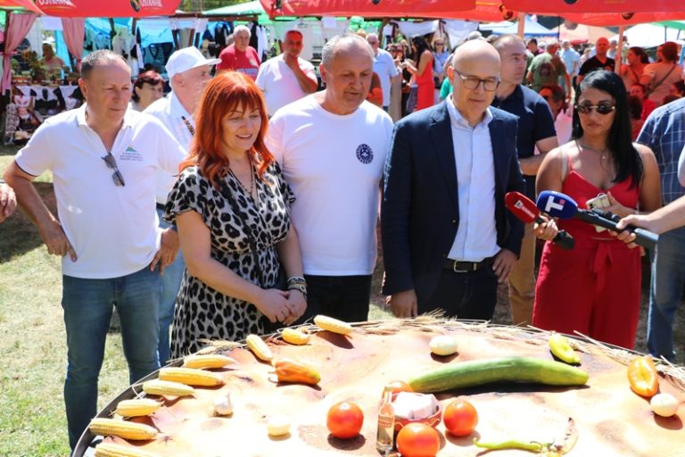 Милош Вучевић на Данима проје и сира у Медвеђици