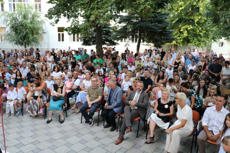 У ОШ „Доситеј Обрадовић“: Пет одељења ђака првака