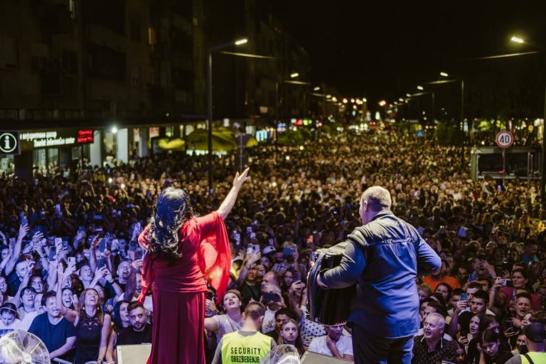 Драгана Мирковић и Софија Перић напуниле градски Трг, данас одлука о новом витезу