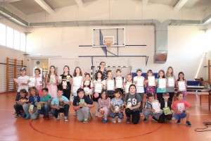 Награђени ученици са директорком Маргаретом Секуловић